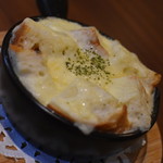 ワインバー バッカス - 熱々のパングラタン、ゴルゴンゾーラソースで（８５０円）２０１９年１０月