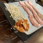 焼肉・韓国料理 民俗村 - スタッフがサムギョプサルをセット