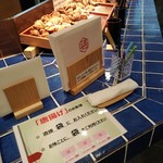 新丸子鶏唐揚専賣店 - 唐揚げの袋入れはセルフ