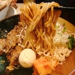 河内の中華そば 醤 - 地鶏油の絡んだ自家製中太麺