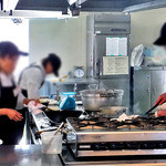 新潟大学生活協同組合 第３食堂  - 「野菜炒めランチ」調理中