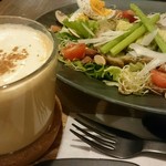 カフェ クヌルプ - サラダブレットプレートとチャイ