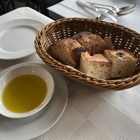 ALLO - オリーブのフォカッチャとバゲット