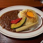 Yakiniku Horumon Sansuien - 松田さんの黒毛和牛キーマカレー（800円）、チーズトッピング（+100円）