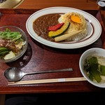 焼肉ホルモン 山水縁 - 松田さんの黒毛和牛キーマカレー（800円）、チーズトッピング（+100円）