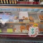 山重精肉店 - 揚げ物ショーケースの様子。