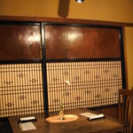 他人吉 - スポットライトが一輪挿しに