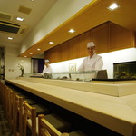 Sushi Kiichi - カウンターは１２席で２人連れで４〜５組みが入れます。