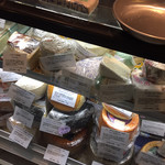 Fromagerie Alpage - フランス産だけでなく世界各地のチーズがあります　国産チーズもお眼鏡に適ったものが置いてあります