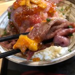 吉祥寺 肉ドレス海鮮丼 - 今まさに至福の瞬間を…