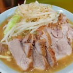 ラーメン 盛太郎 - 食べたのは、チャーシュー麺の麺カタメ。あら？スープの見た目は色が....本当はチャーシュー４枚なのですが「カットしたらサイズが小さかったから１枚足してます」とスタッフさん。ありがたいことです。
