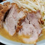 ラーメン 盛太郎 - チャーシューは味付け無しで柔らか。厚みは本店さんよりはまだあるかも。脂身はクセ無く、赤身はワイルド感風味控えめでした。