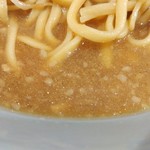 ラーメン 盛太郎 - スープですが、本店さんより醤油感強め。そのせいか「化調」さん風味は抑え気味？これならいいなあと。このくらいなら、ぜひ生玉子が欲しいです！ただ、ブレだとすると....