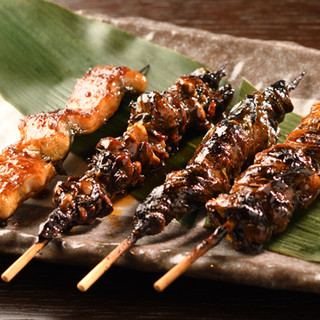 5つの部位が味わえる鰻の串。備長炭で香ばしく仕上げる逸品を