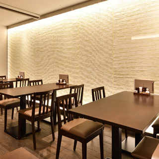 お洒落な雰囲気の店内。お一人様から団体様、貸切利用も◎