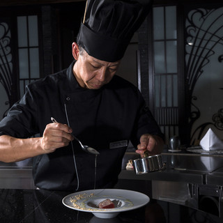 料理人のパフォーマンスを間近で眺めながら美食を楽しむ