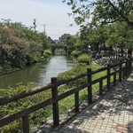 貪瞋癡 - お店の前を流れる小川