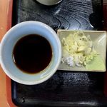 そば処 田むら - 大ざるそば ¥650 の薬味、つゆ