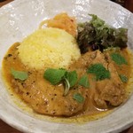SPICY CURRY 魯珈 - 青唐辛子と黒胡椒の鶏白湯手羽先カレー