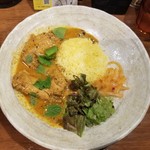 SPICY CURRY 魯珈 - 青唐辛子と黒胡椒の鶏白湯手羽先カレー