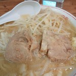 ラーメン二郎 - 豚は小ぶりで私にちょうどいい