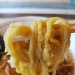 丸鶏ラーメン 甚八 - 醤油ラーメンの麺