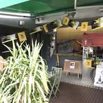 WINE＆DINE 9 - 階段を上り二階にあるレストランの入口にはテラス席があり、前に屋台があります。