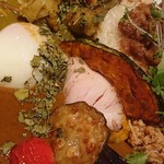 Ayur babe Curry - まんなかがイベリコ豚ロースト、温泉卵、むきみプチトマト、カボチャ素揚げ、ナス素揚げ