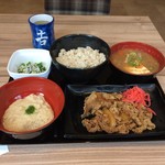 Yoshinoya - R.1.6.20.昼 牛皿麦とろ御膳(並盛) 630円税込・とん汁変更 130円税込