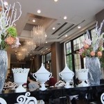 マンジャーレ - 店内は天井が高くゴージャス