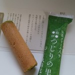 茶寮都路里 - 中には抹茶のクリームが入っています。