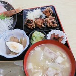 Tsuruya - お豆富と玉葱いっぱい豚汁、漬物、胡瓜とミカンの酢の物、煮物＆茹で玉子、唐揚げ。