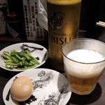 カラシビ味噌らー麺 鬼金棒 神田本店 - ビアは恵比寿、瓶かと思ったら缶でした。おつまみにネギの漬物が出ると知らず味玉を頼んでしまいました