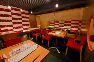 京都石塀小路豆ちゃ - 市松の壁紙がかわいいテーブル席