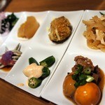 焼鳥・元気 - 鍋が出来るまで、色々な突き出しで楽しみましょうか。 こうやって、１人１人突き出しが違うのは嬉しいですよね。 色々と食べれるし、見ていても楽しいものです。