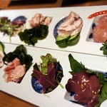 焼鳥・元気 - 播州地鶏の５盛１２８０円×２です。 鍋が出来るまでのアテとしてオーダーしましたよ。