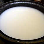 焼鳥・元気 - このお店の名物鍋です。 秘伝の白い地鶏鍋スープですよ。  このスープは、３日間地鶏丸鶏をじっくりと煮込んで、岩塩と生姜で味を整えているそうです。 コラーゲンたっぷりでお肌ツルツルになる極上スープなんで