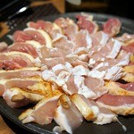 焼鳥・元気 - 鍋の鶏です。 写真は、全て３人前です。 今回は、４人で鍋を囲みましたが、３人前でちょうどよい感じです。