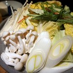 焼鳥・元気 - 鍋の野菜です。 野菜は、２回に分けて出してくれます。 これが、半分の量です。