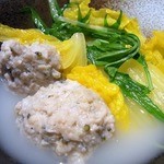 焼鳥・元気 - つくねを２つ入れちゃいました。 このつくねが美味しいんですよね。 抜群の味と食感ですよ。 軟骨がいい具合に効いています。 熱々ですからね。
