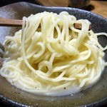 焼鳥・元気 - では、では、コラーゲンたっぷりのスープと一緒に頂きましょうか。 鍋の後のラーメンって美味しいんですよね。 最高ですよ。 また、また、たっぷりと、白いコラーゲンたっぷりのスープを飲んじゃいました。