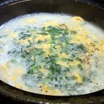 焼鳥・元気 - 普通は、ラーメンか雑炊のどちらかをチョイスするのですが、追加オーダで雑炊もお願いしちゃいました。 白いスープに美味しそうな玉子、たっぷりなネギが入っていますね。 これまた、とっても美味しそうです。