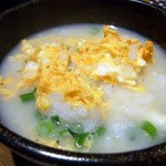 焼鳥・元気 - たっぶりな玉子と一緒に頂きましょう。 わおっ、たまりませんよ。 あれだけ食べたのに、まだまだ、お腹の中に入っていきます。 〆の雑炊は別腹ですね。(笑)