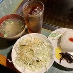 Okonomiyaki Kacchan - スープと野菜サラダはおかわり自由。お好み焼きの他は烏龍茶とおむすびを選択した。