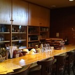 コンブリオ - カウンター（お店の方の目線が一段下がっていて、良い雰囲気なんです）