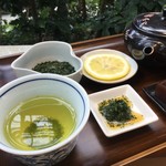 萠茶 - 碾茶(てんちゃ）抹茶の原料ので、中国の甜茶とは異なります。２煎目は急須にレモンを入れて紅茶のレモンティーの感覚で味わってください