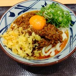 丸亀製麺 - 【2019.10.23(水)】うま辛肉々釜玉うどん(並盛)650円