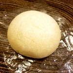 ドルチェ&ベーカリーカフェ アマム - なめらかクリームパン 140円