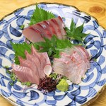 冠地鶏とかぼす平目 とよの本舗 - 佐伯直送鮮魚３種盛り1280～