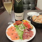 ワインカフェ - 前菜の盛り合わせ580円とお通し400円